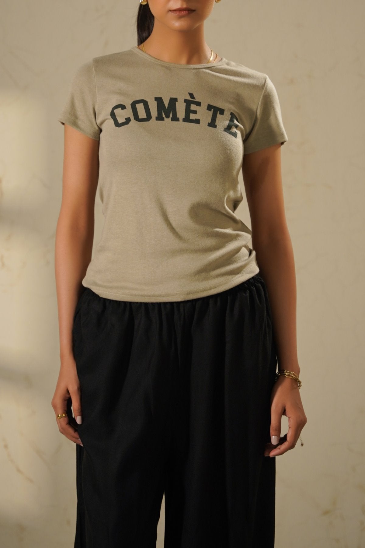TAUPE VARSITY COMETE TEE