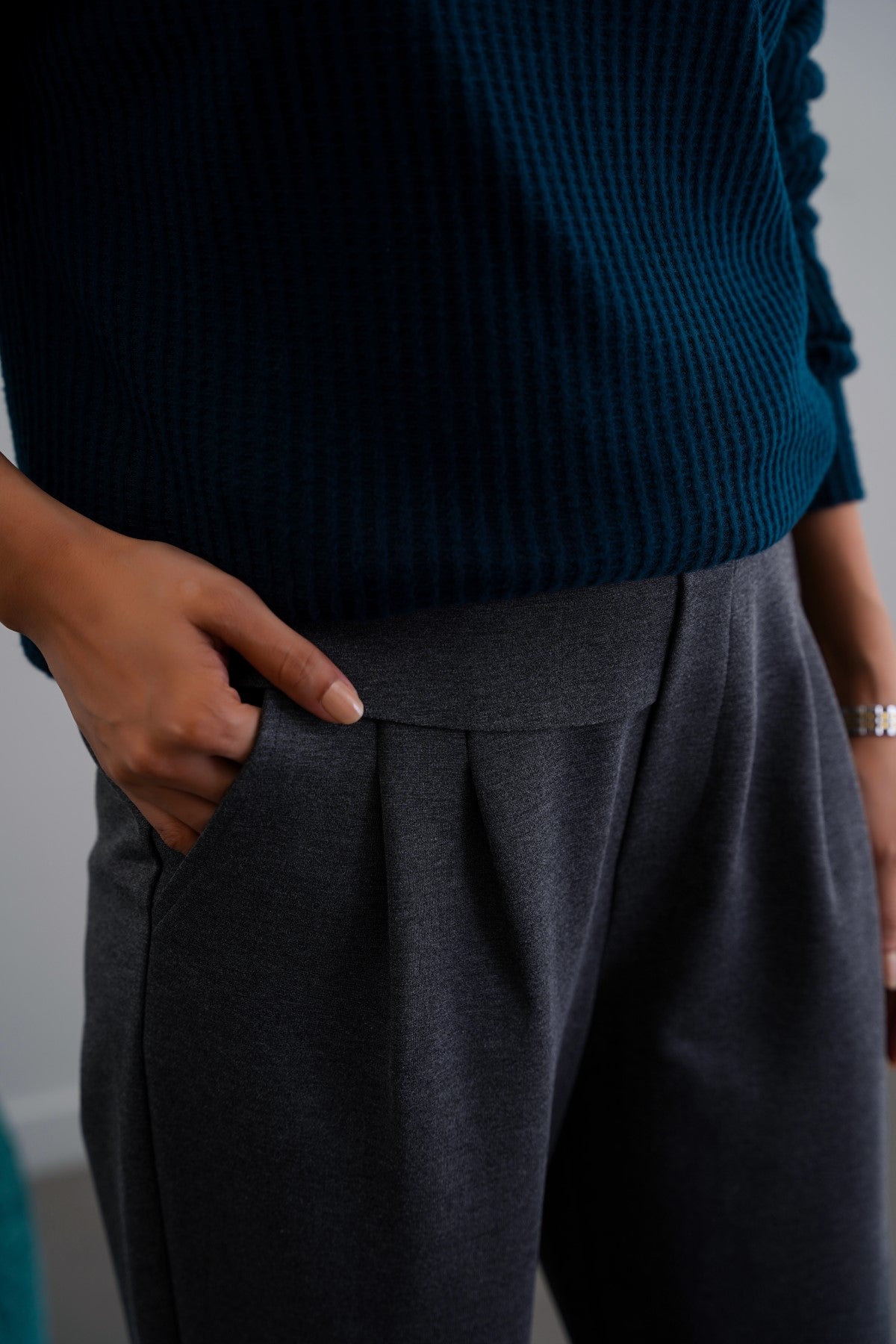GREY STRETCHY PLEATED TROUSERS
