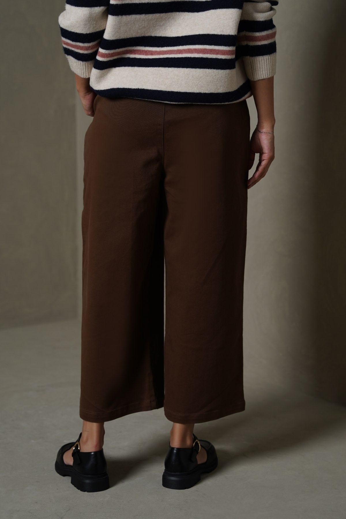 BROWN CROPPED PANTS