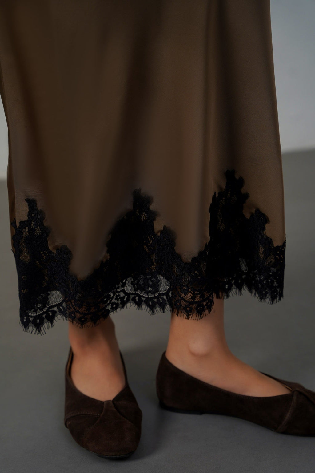TAUPE LACE AND SILK SKIRT