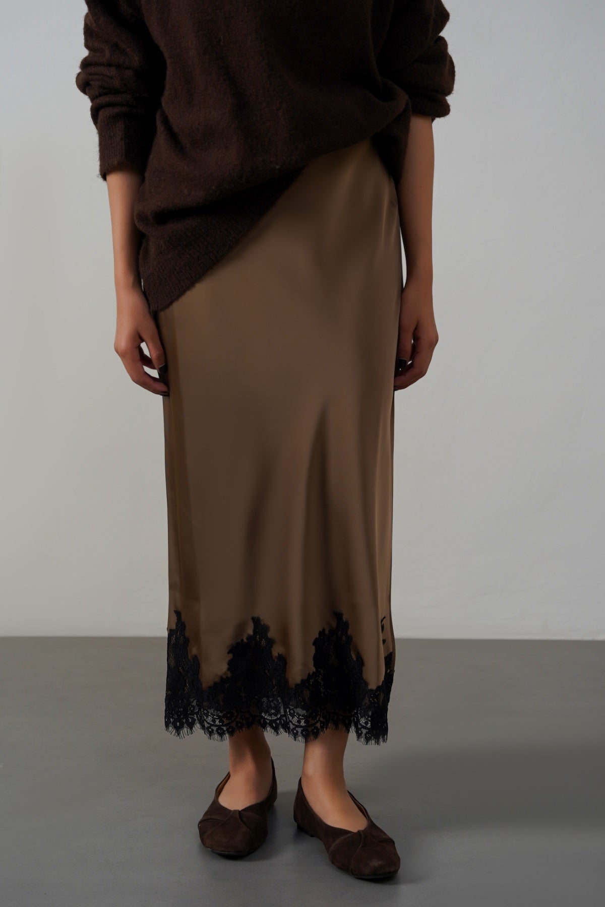 TAUPE LACE AND SILK SKIRT