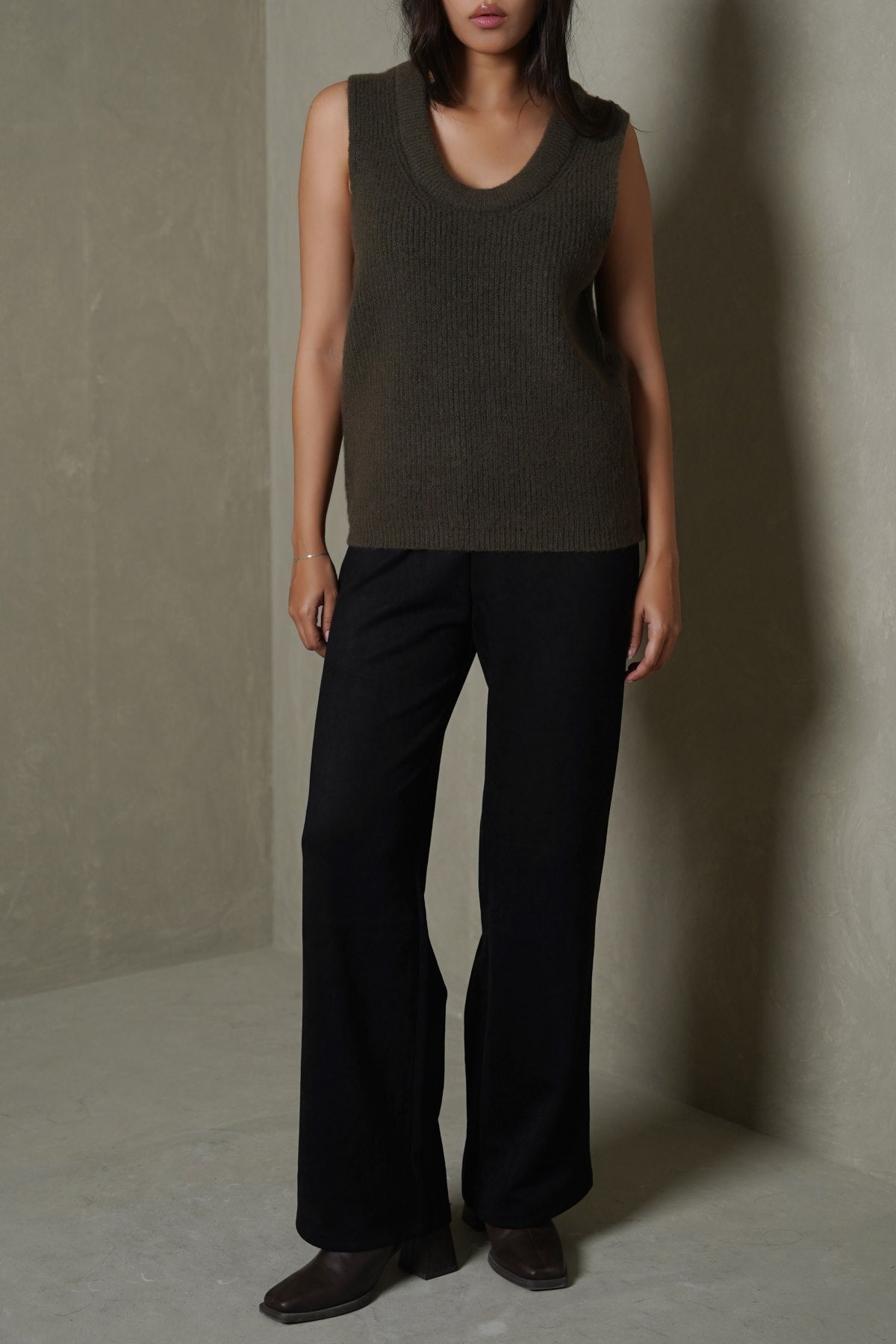 GREEN U-NECK SWEATER VEST