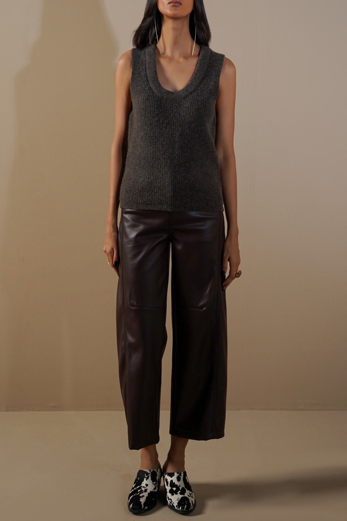 GREY U-NECK SWEATER VEST