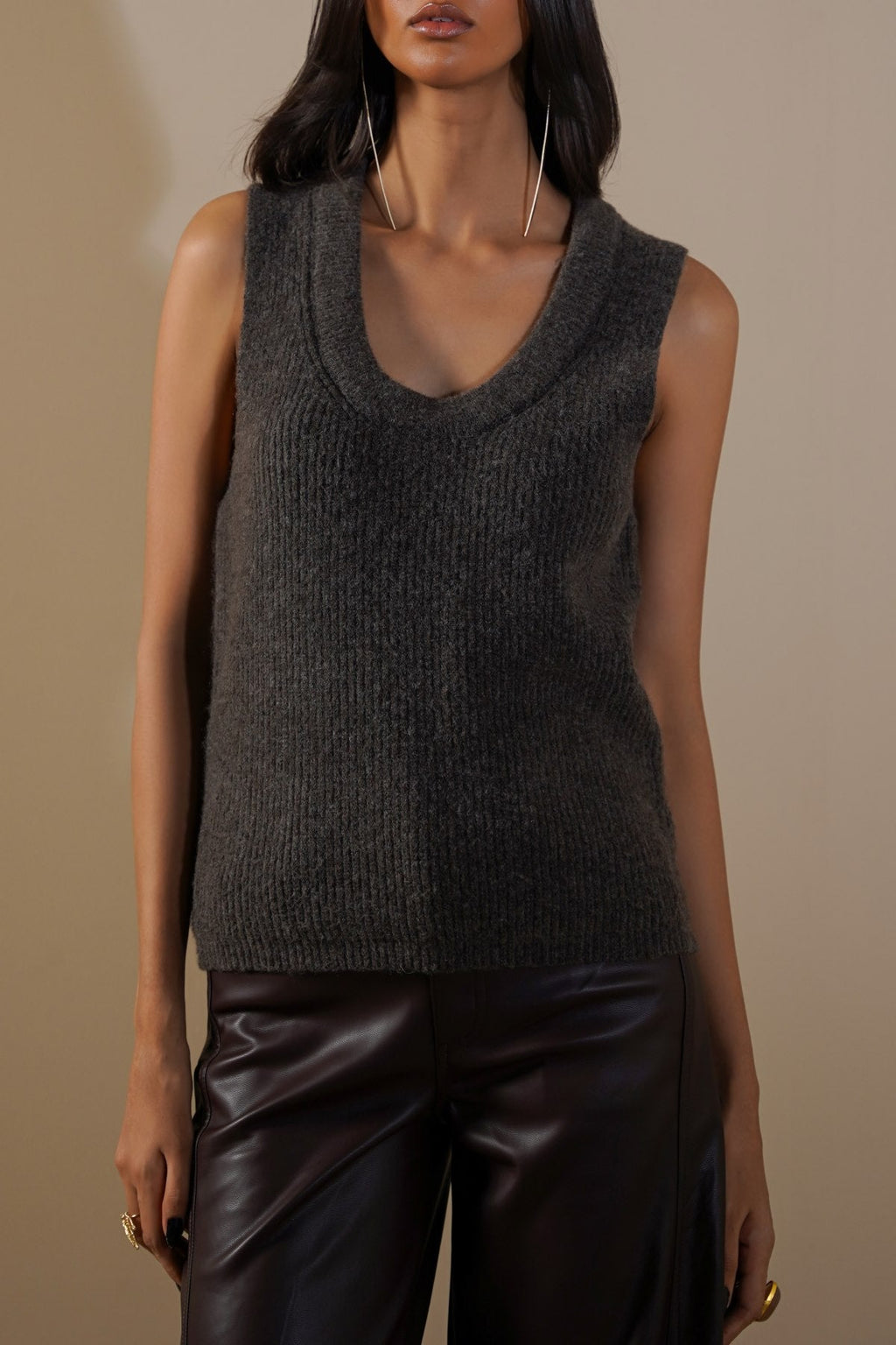 GREY U-NECK SWEATER VEST