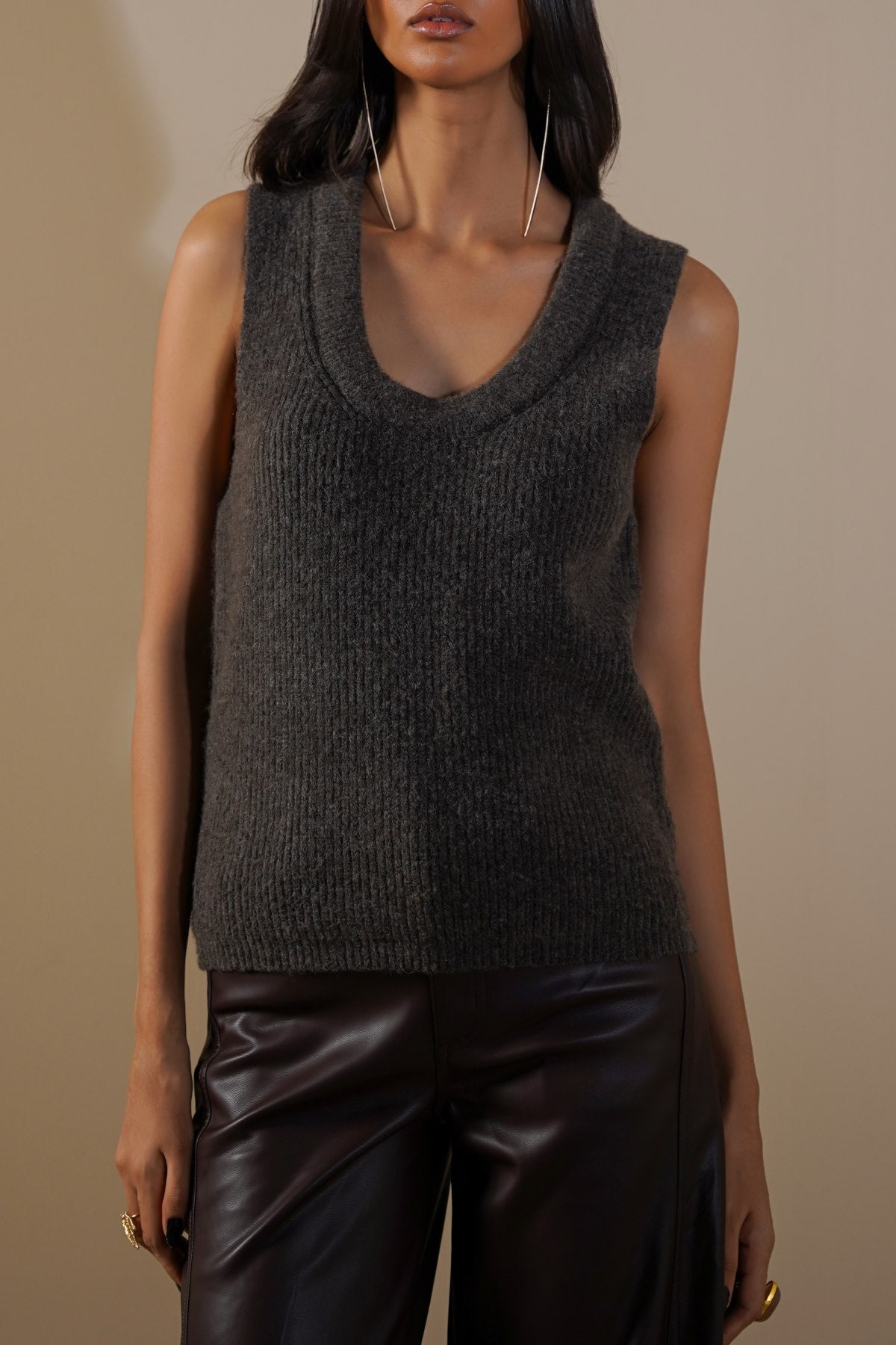 GREY U-NECK SWEATER VEST