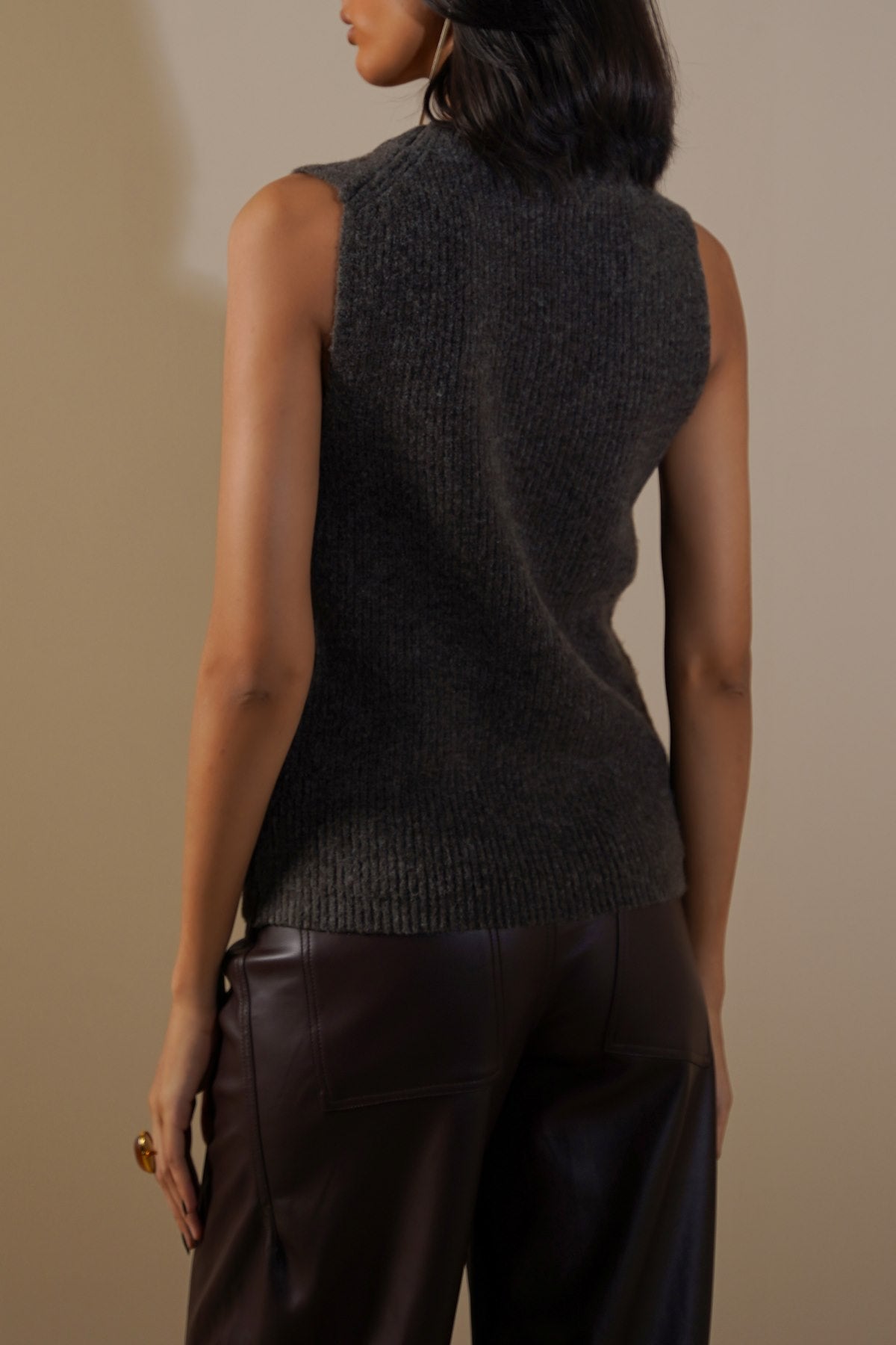 GREY U-NECK SWEATER VEST