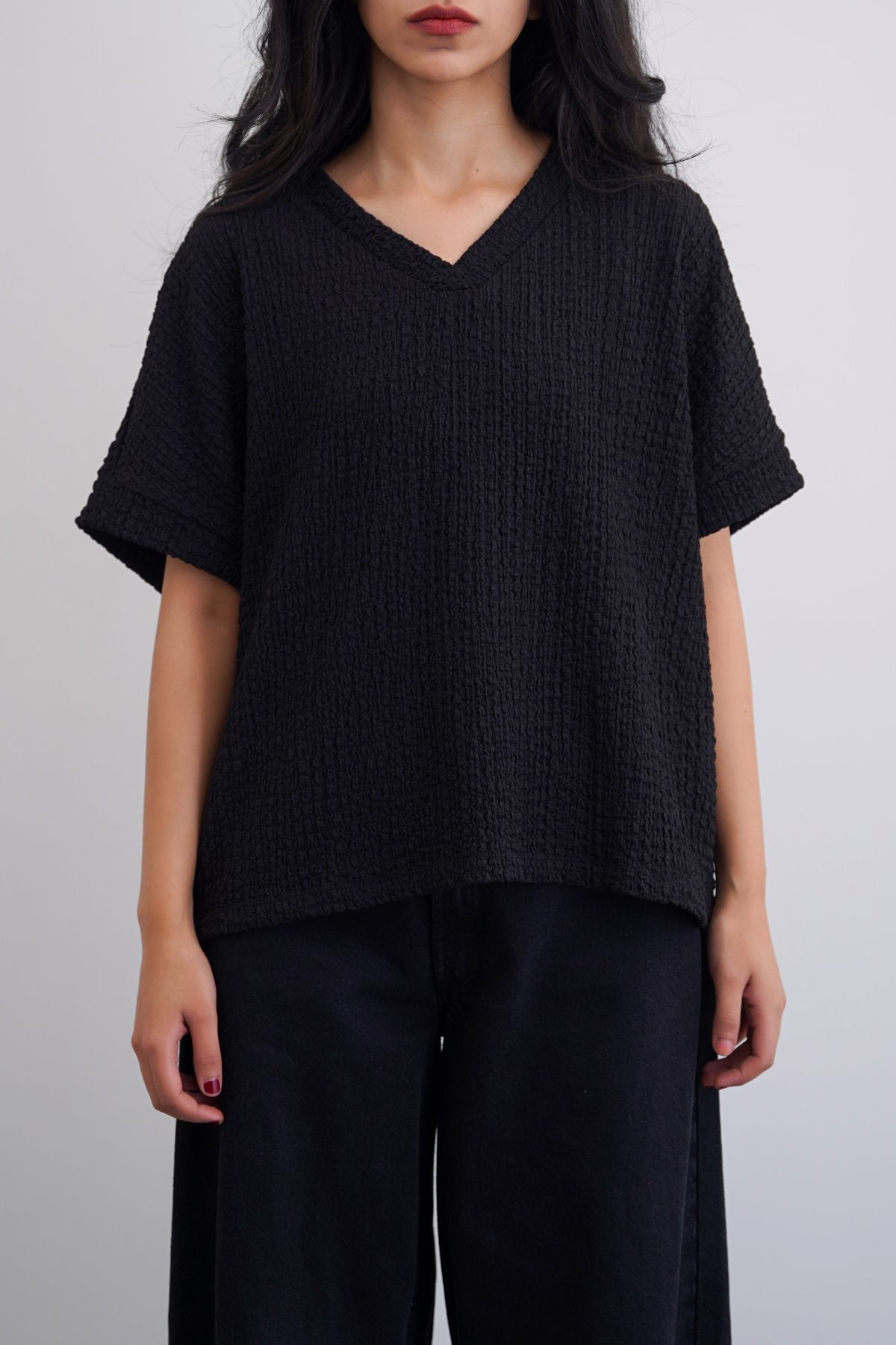 BLACK CRINKLE CASCADE TEE