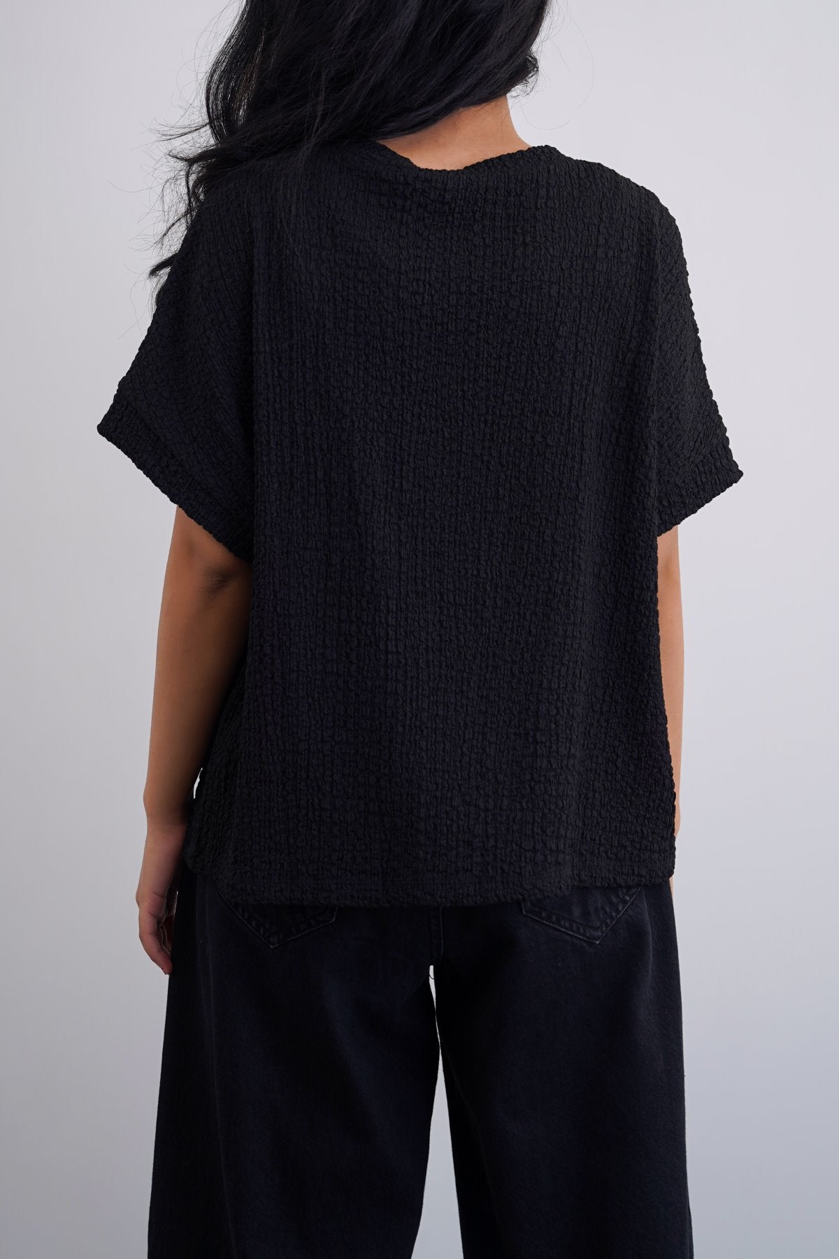BLACK CRINKLE CASCADE TEE