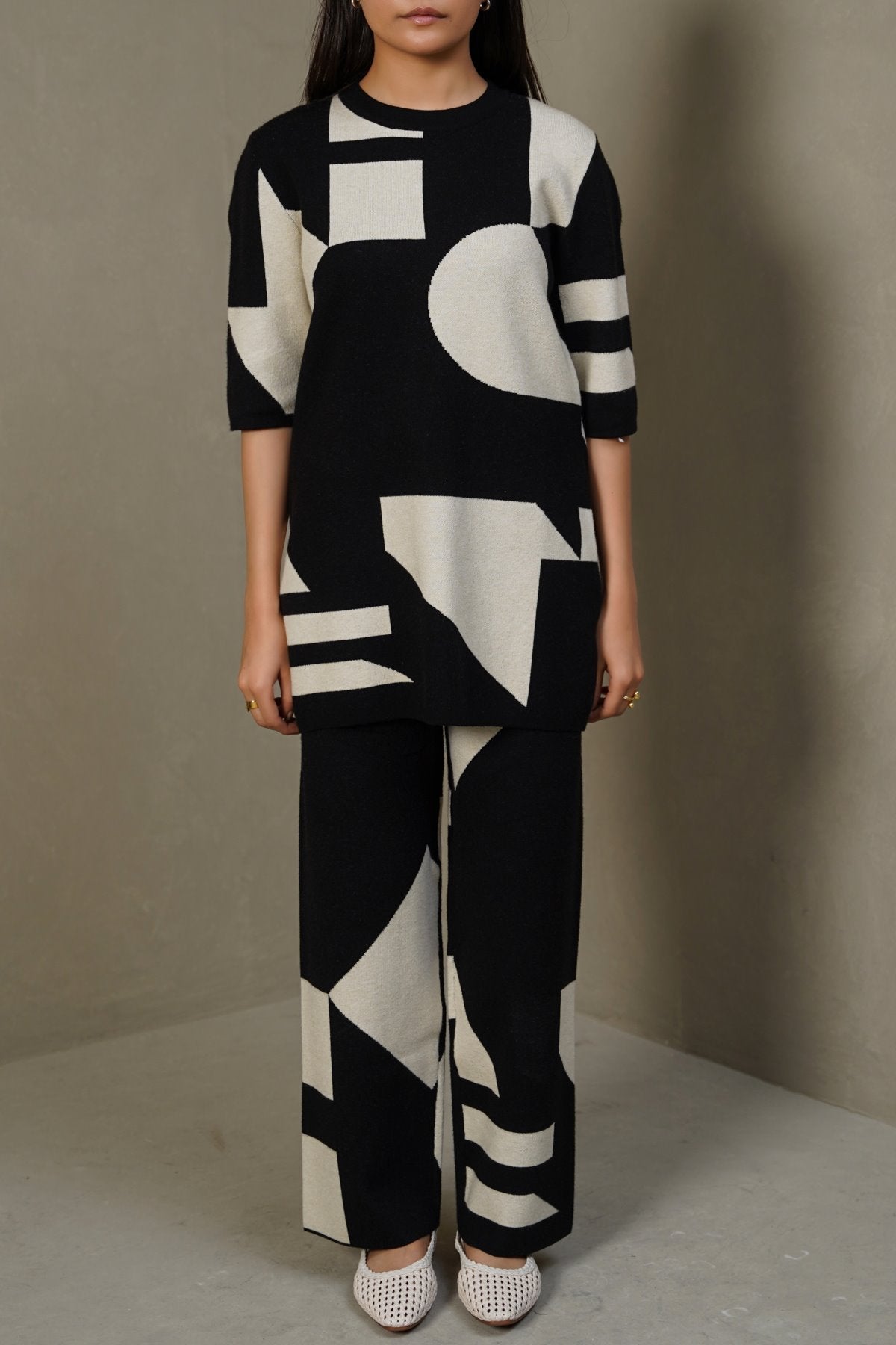 BLACK CREAM COLORBLOCK SWEATER