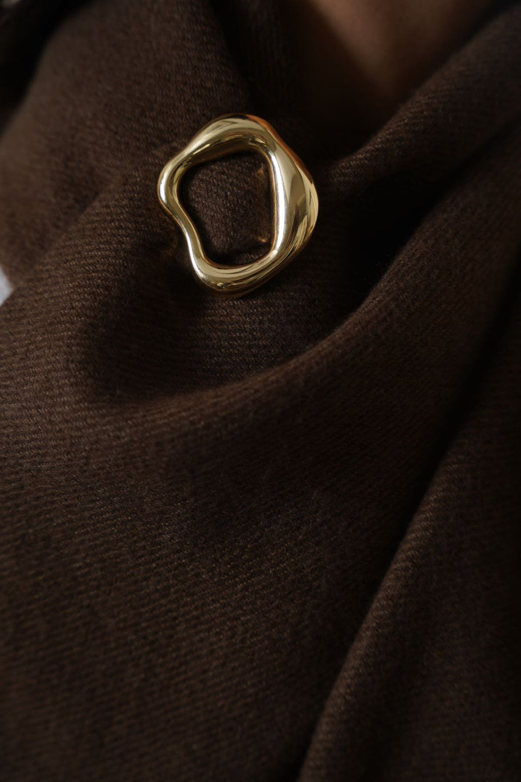 GOLD GOLD METAL BROOCH