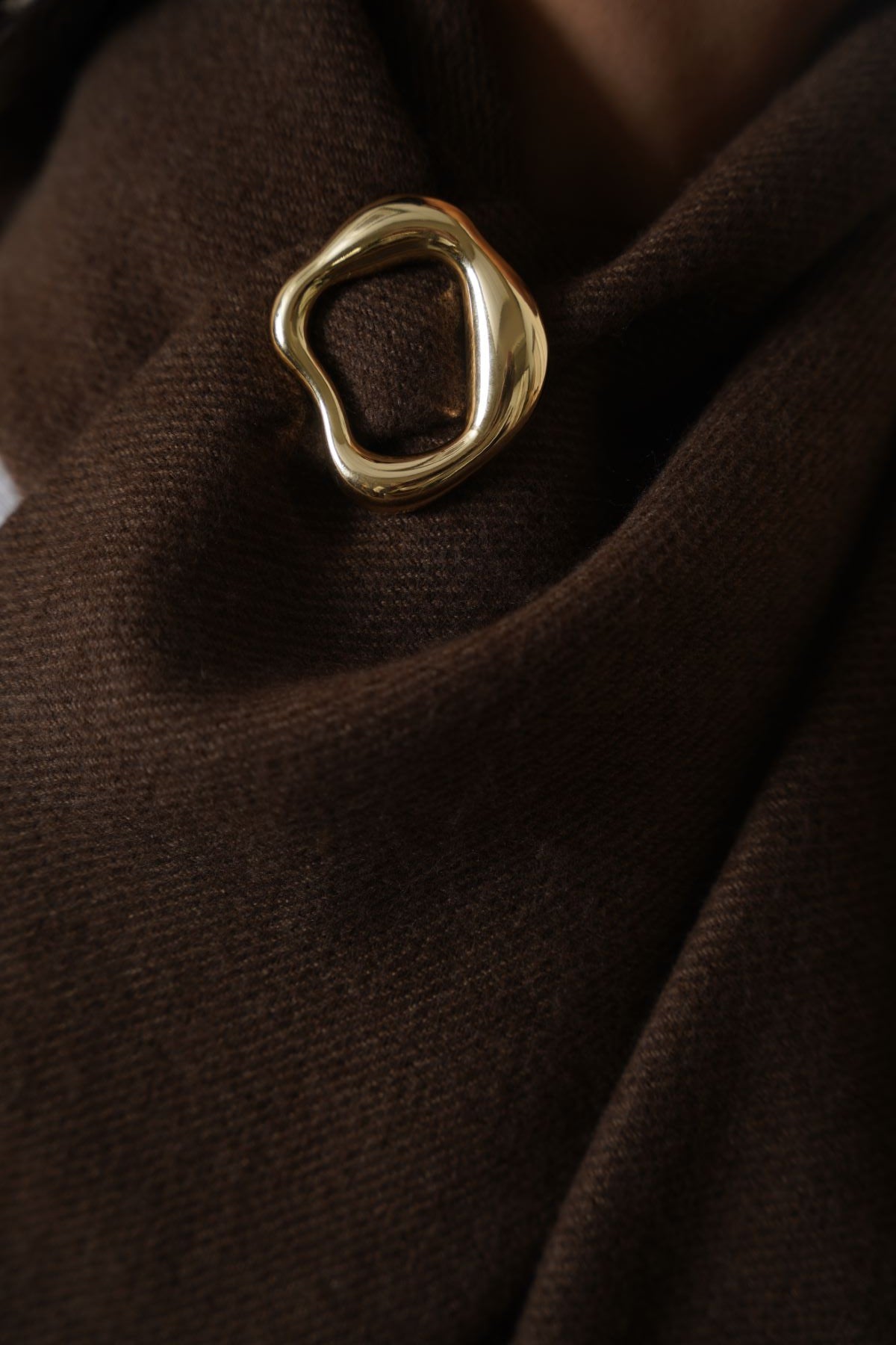 GOLD GOLD METAL BROOCH