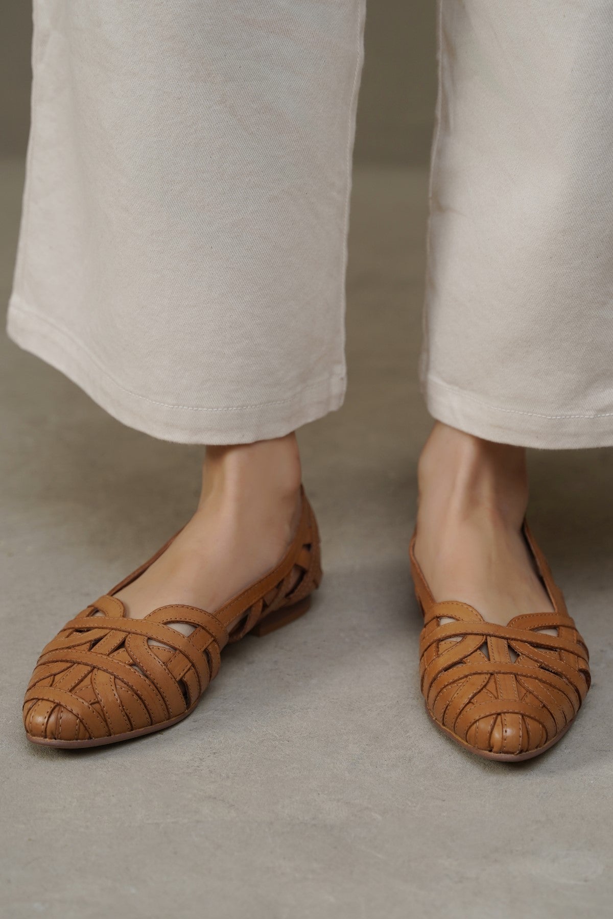 CAMEL LEATHER WOVEN PUMPS