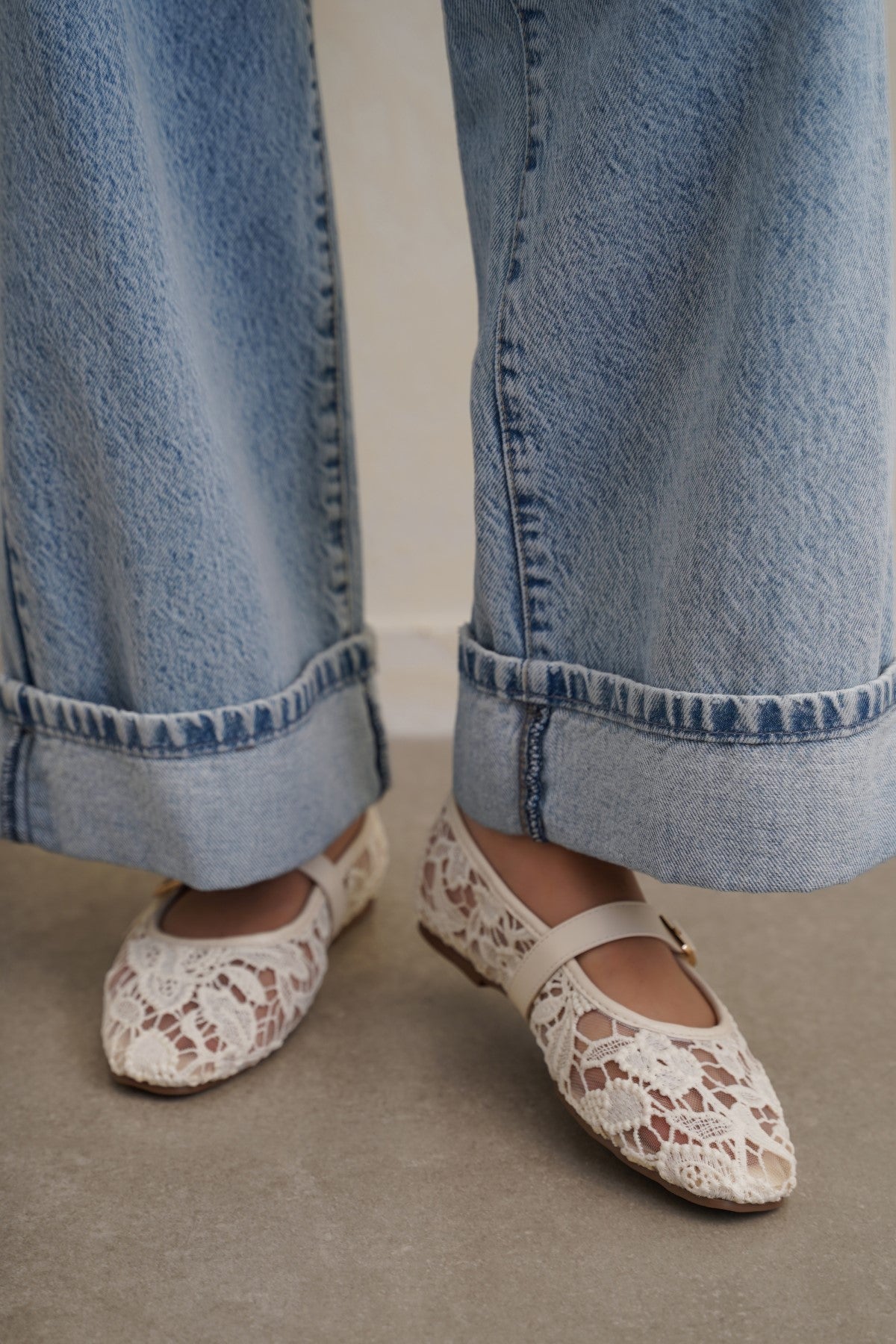 WHITE LACE MARY-JANES