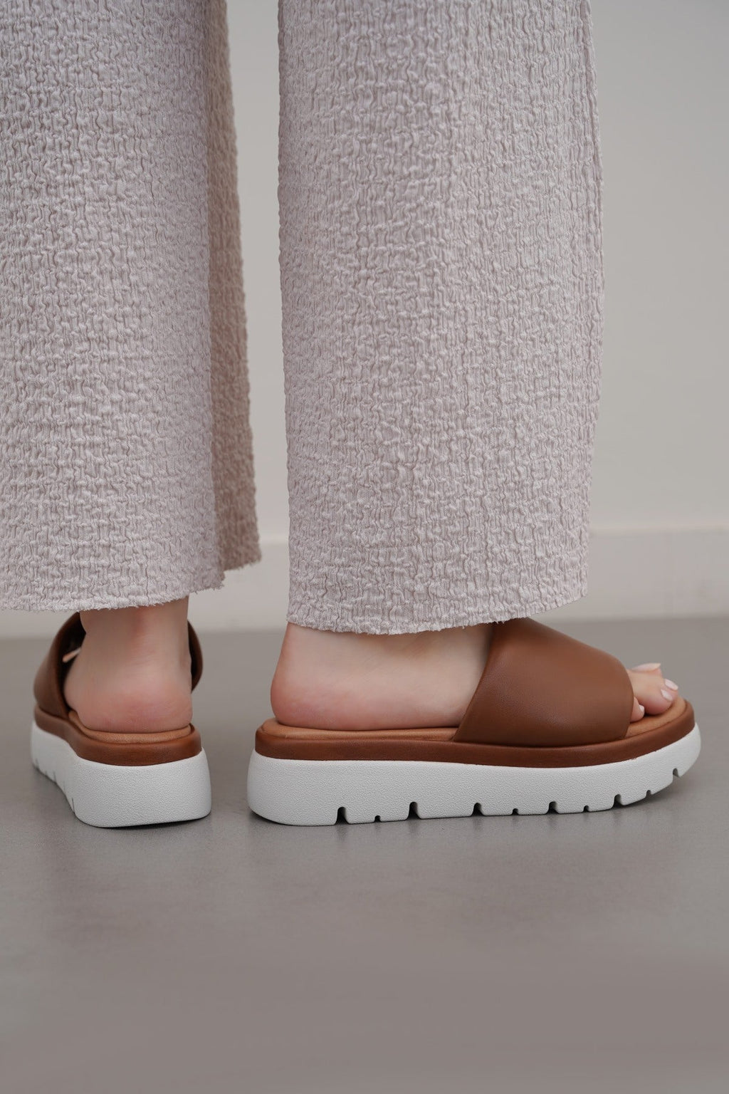 TAN LEATHER MAMA PLATFORM SLIDES