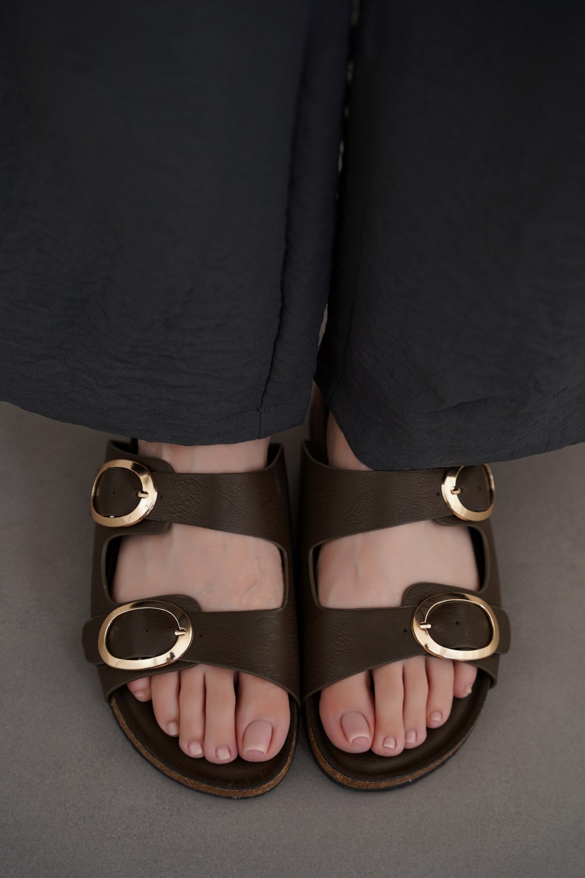 BROWN ADJUSTABLE CUSHIONED SLIDES