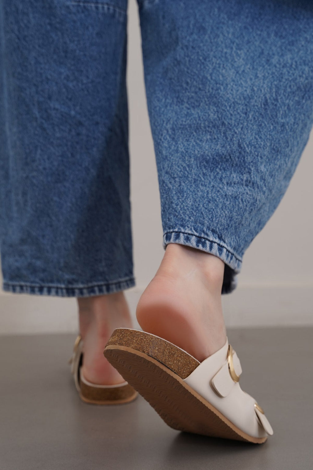 OFF WHITE ADJUSTABLE CUSHIONED SLIDES