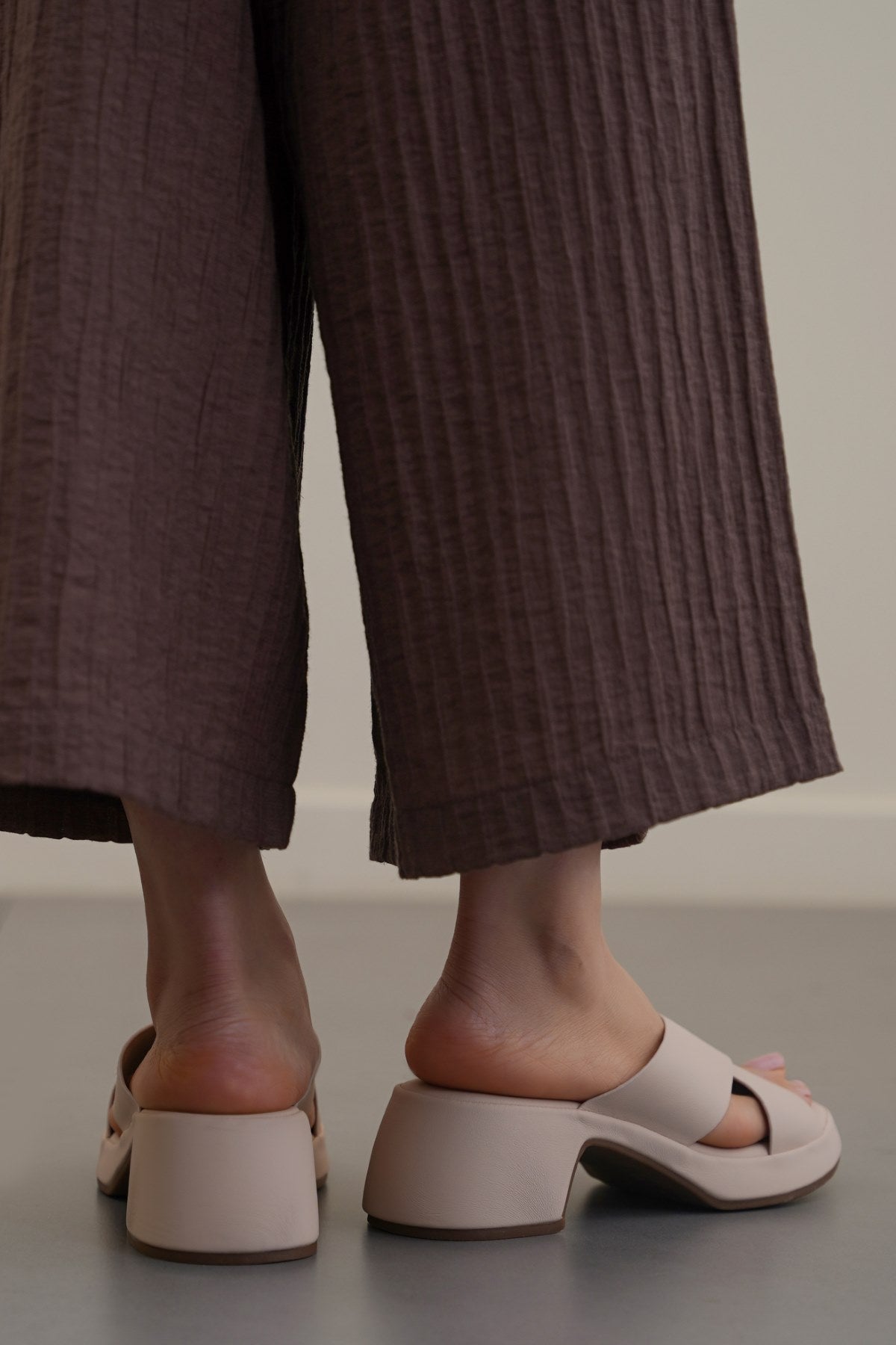 NUDE WIDE FIT MAMA HEELS