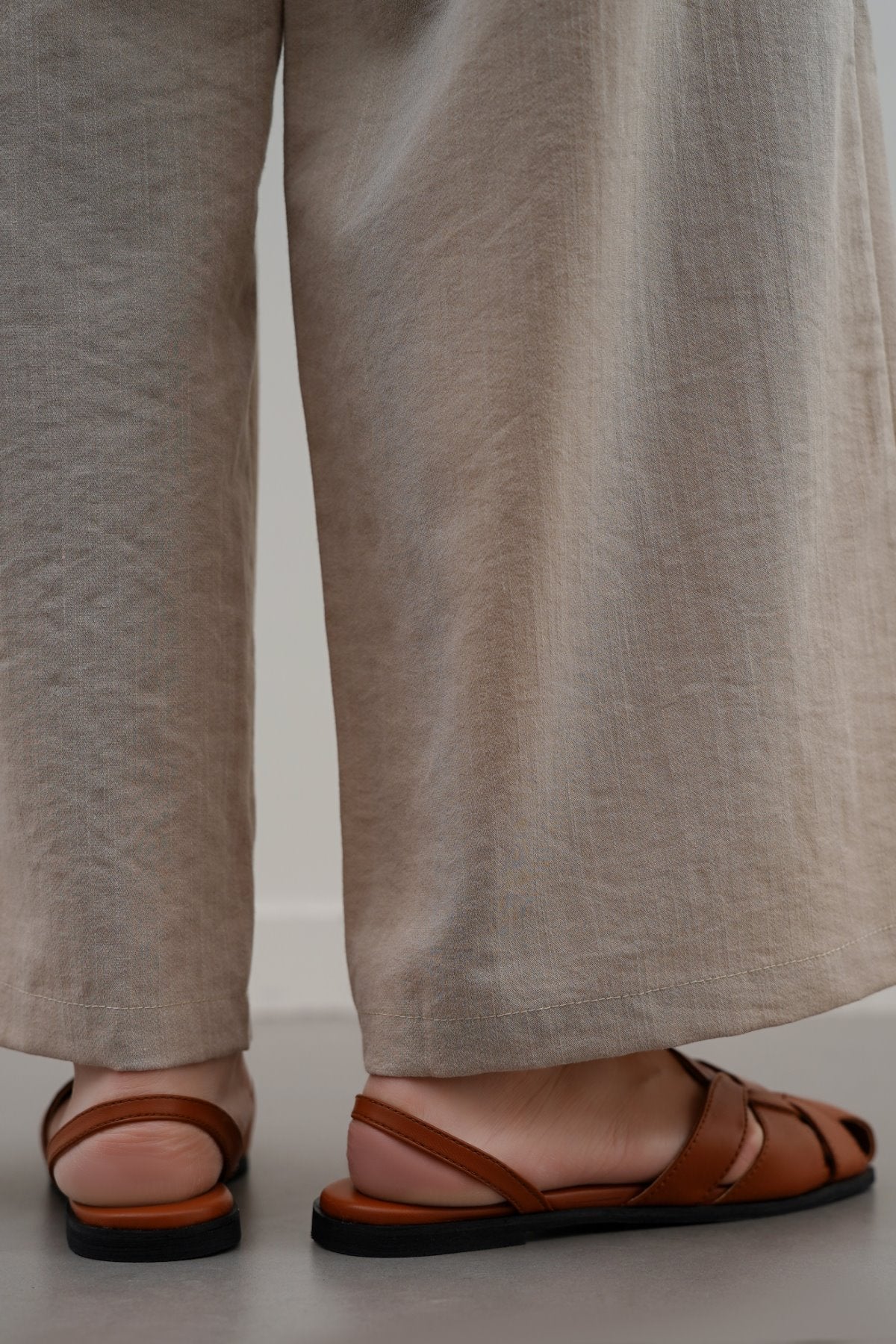 TAN ROMAN FLAT SANDALS