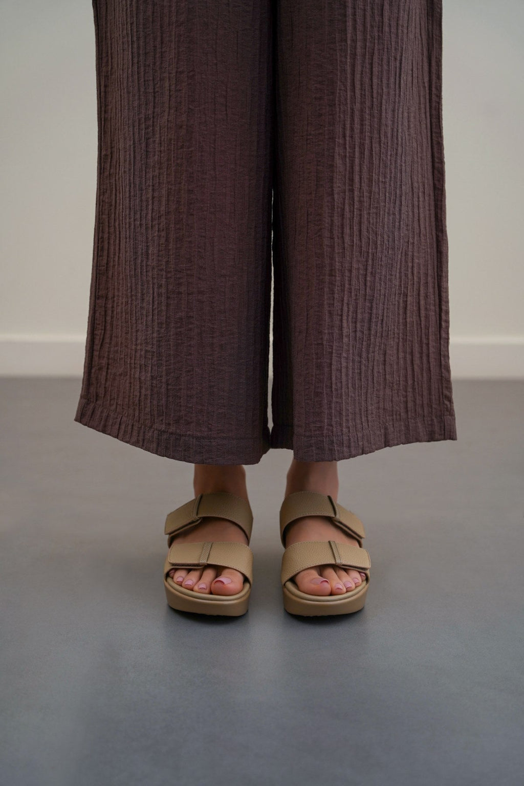 BEIGE GO MAMA SLIDES