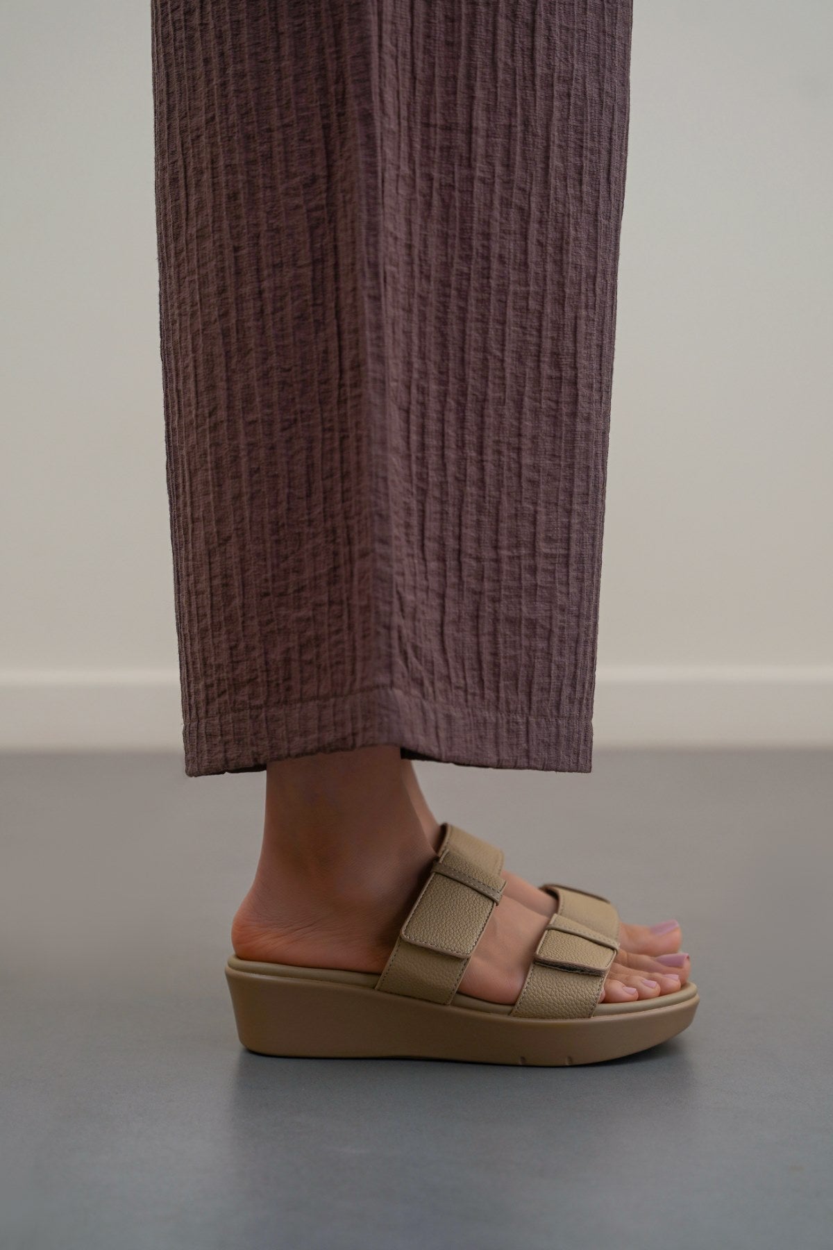 BEIGE GO MAMA SLIDES