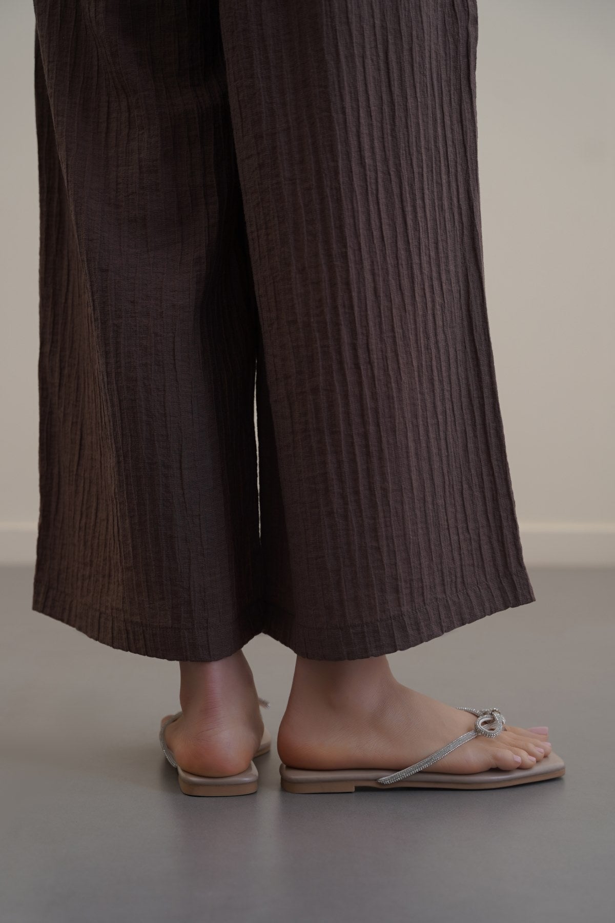 TAUPE BOW FLIP FLOPS