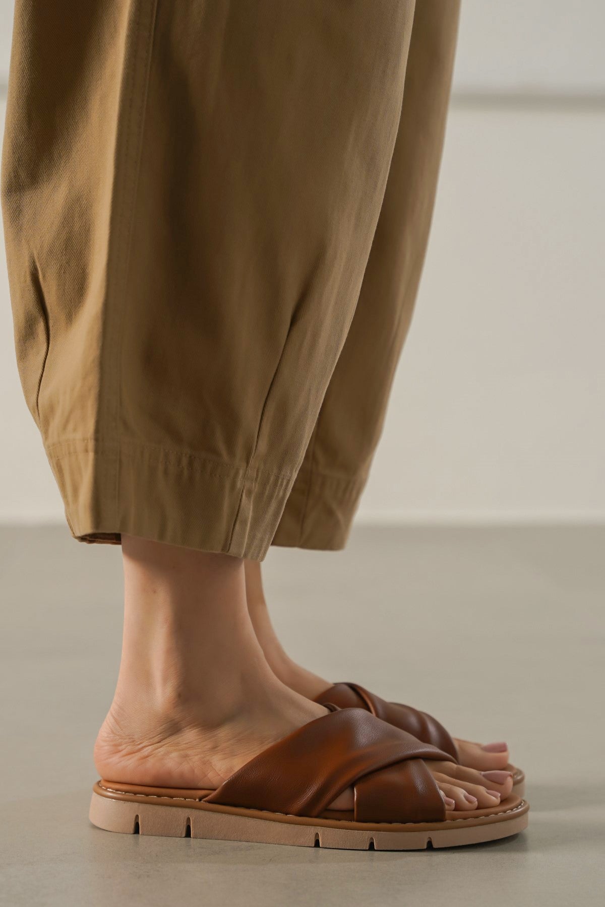 BROWN TIME-OUT MAMA SLIDES
