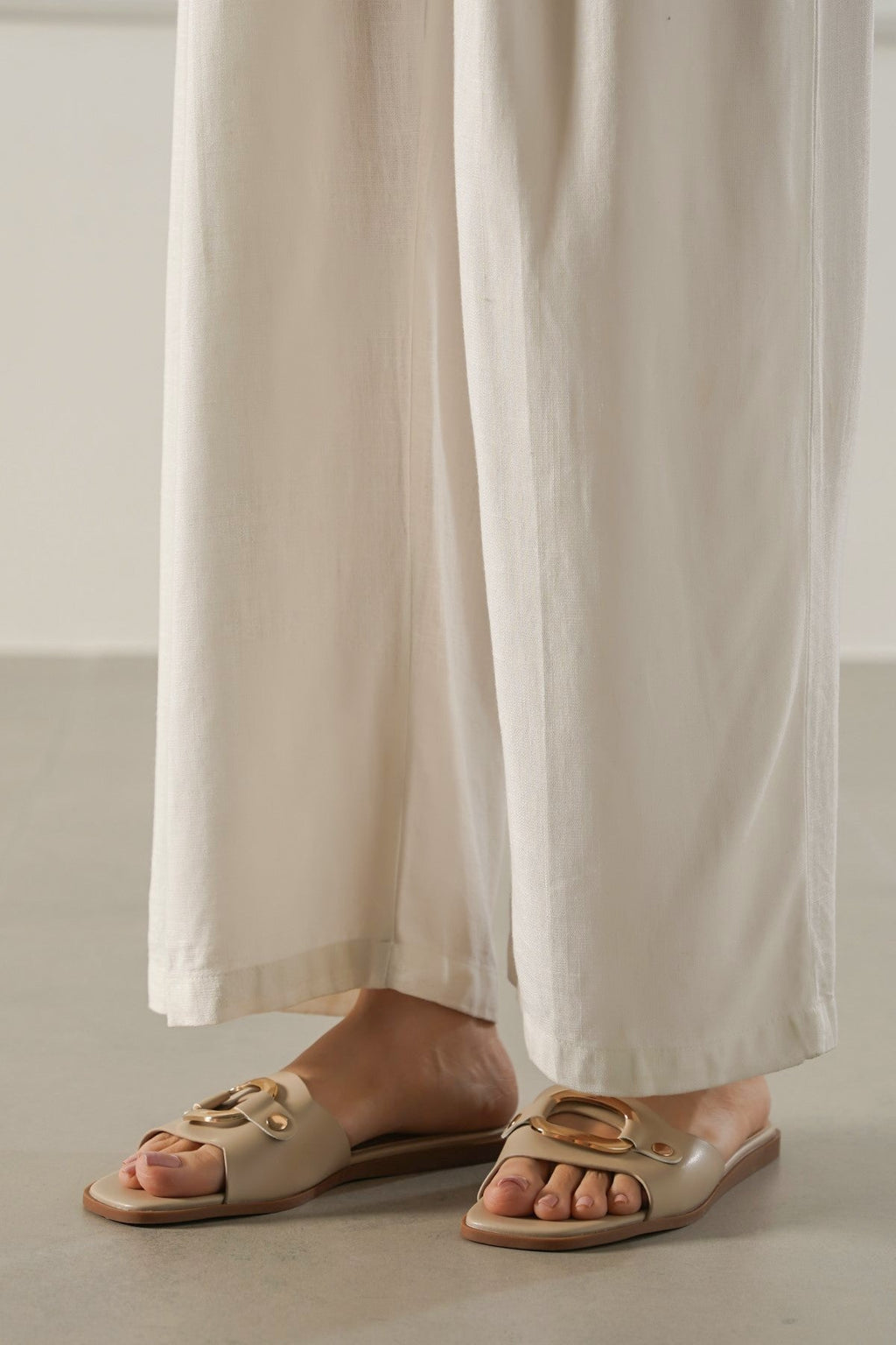 CREAM EASY BUCKLE SLIDES