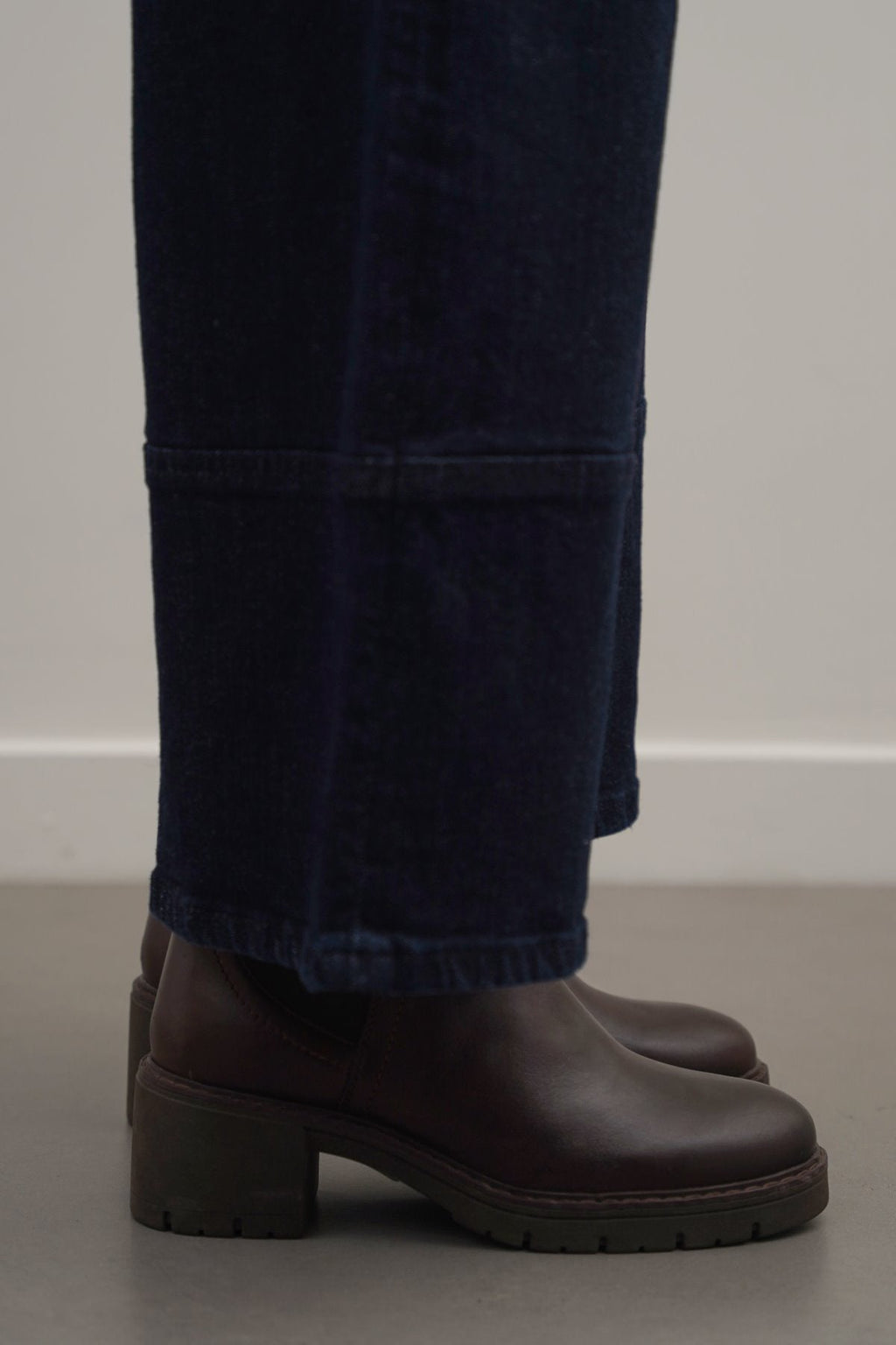 DARK BROWN LEATHER CHELSEA BOOTS