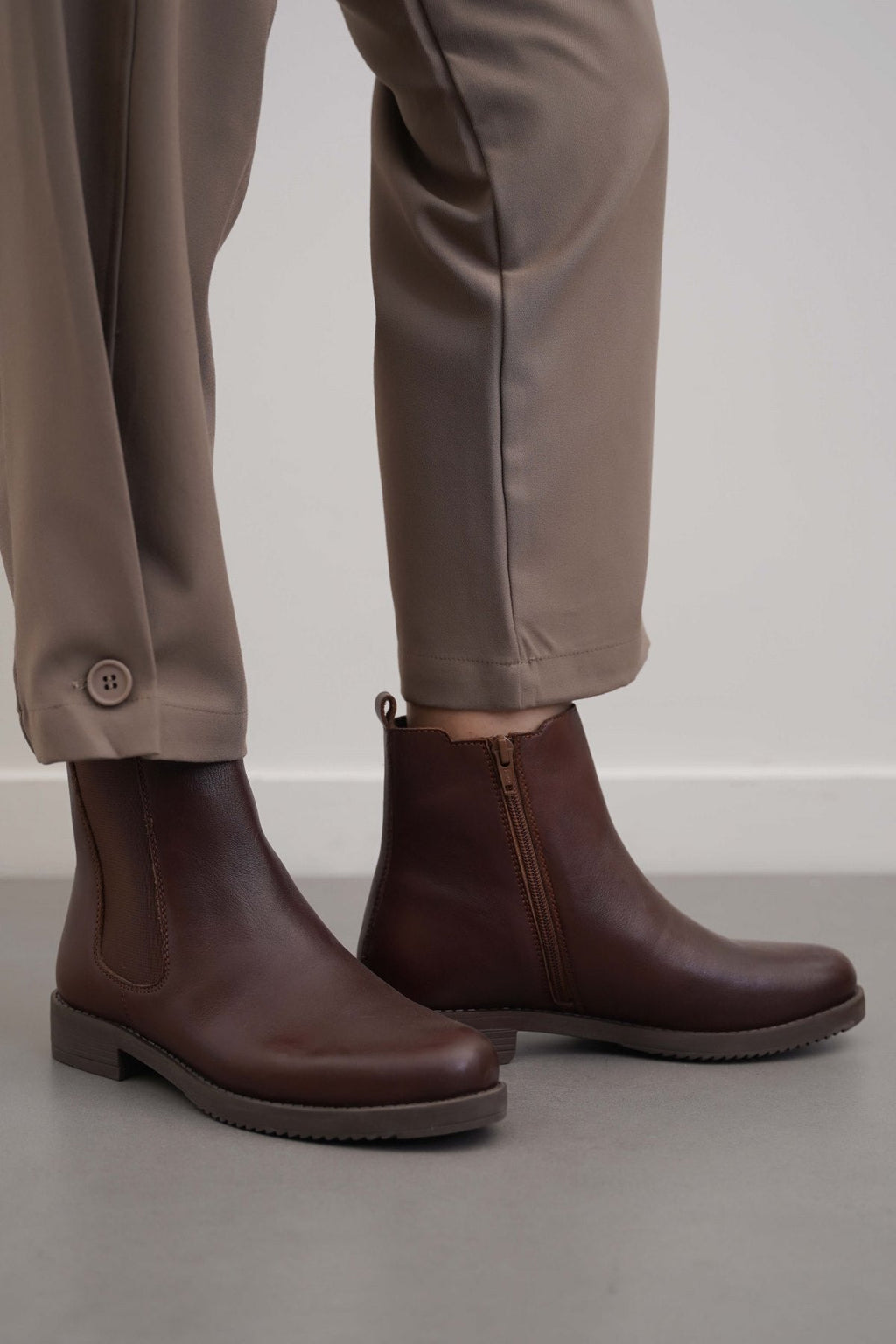 BROWN LEATHER CHELSEA BOOTS