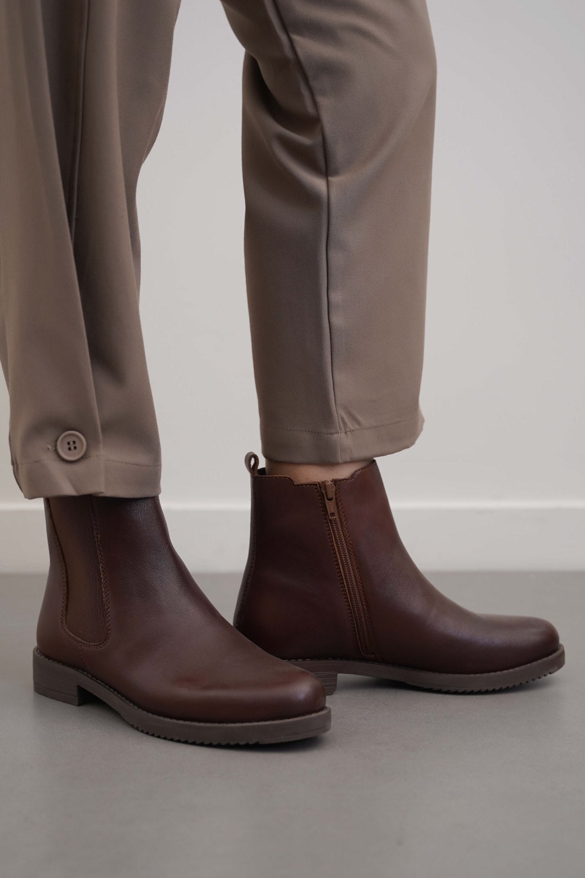 BROWN LEATHER CHELSEA BOOTS