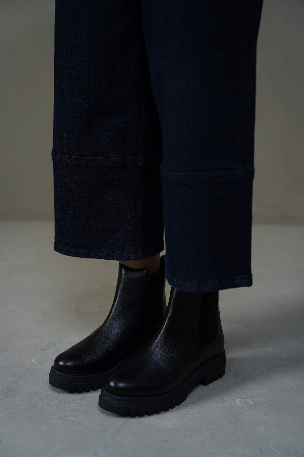 BLACK LEATHER CHELSEA BOOTS