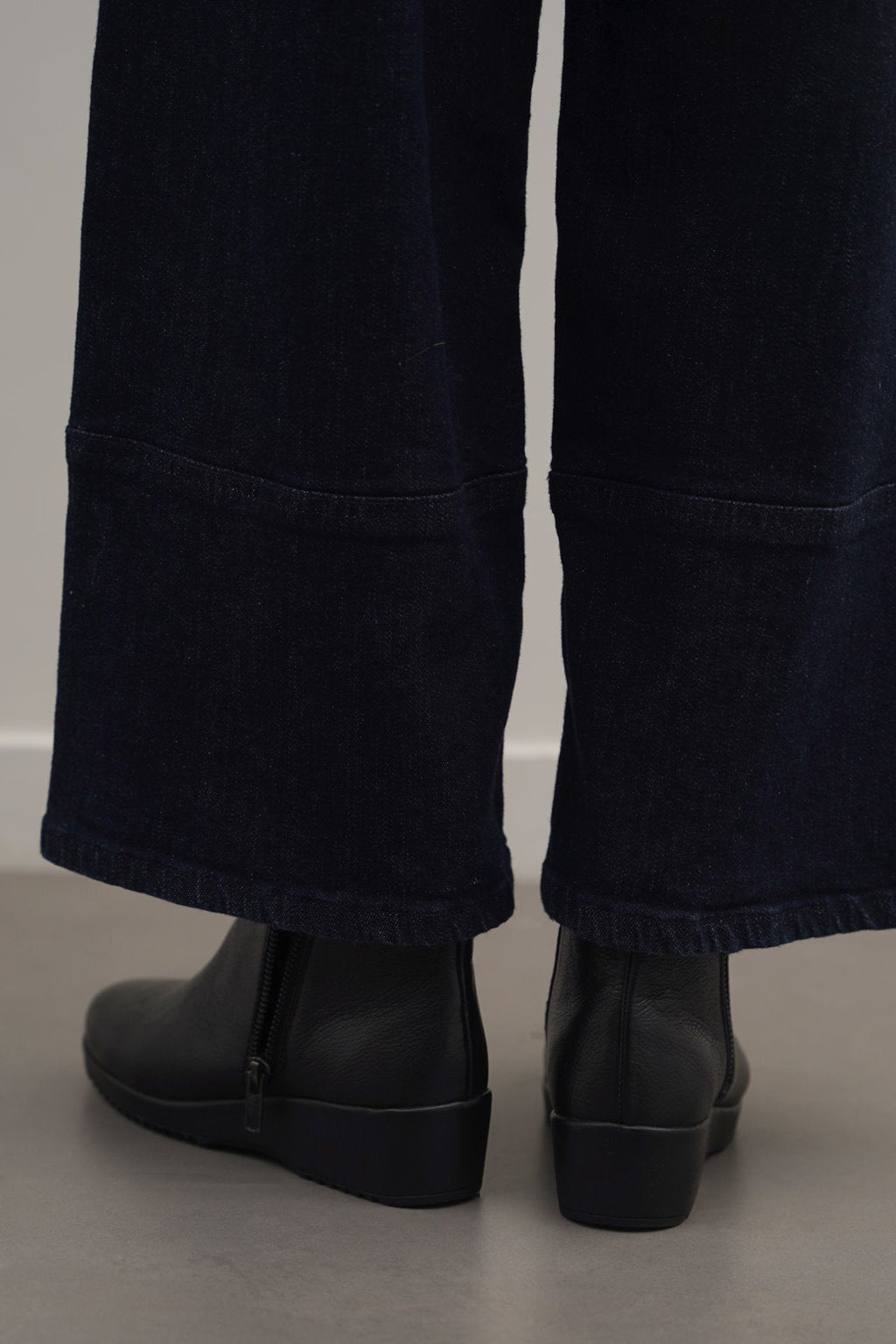 BLACK COMFY LEATHER WEDGE BOOTS