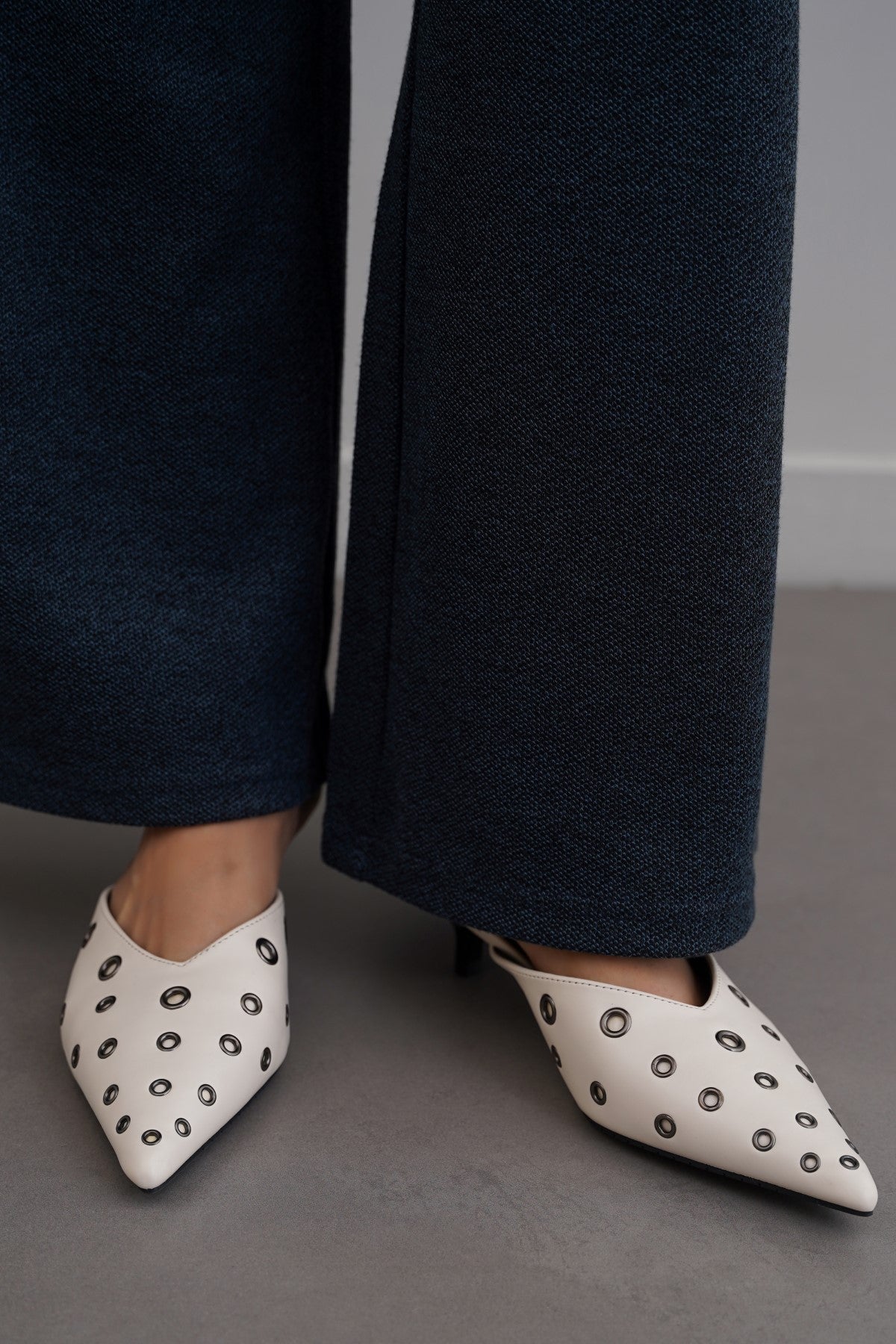 CREAM REBEL RIVETS HEELS