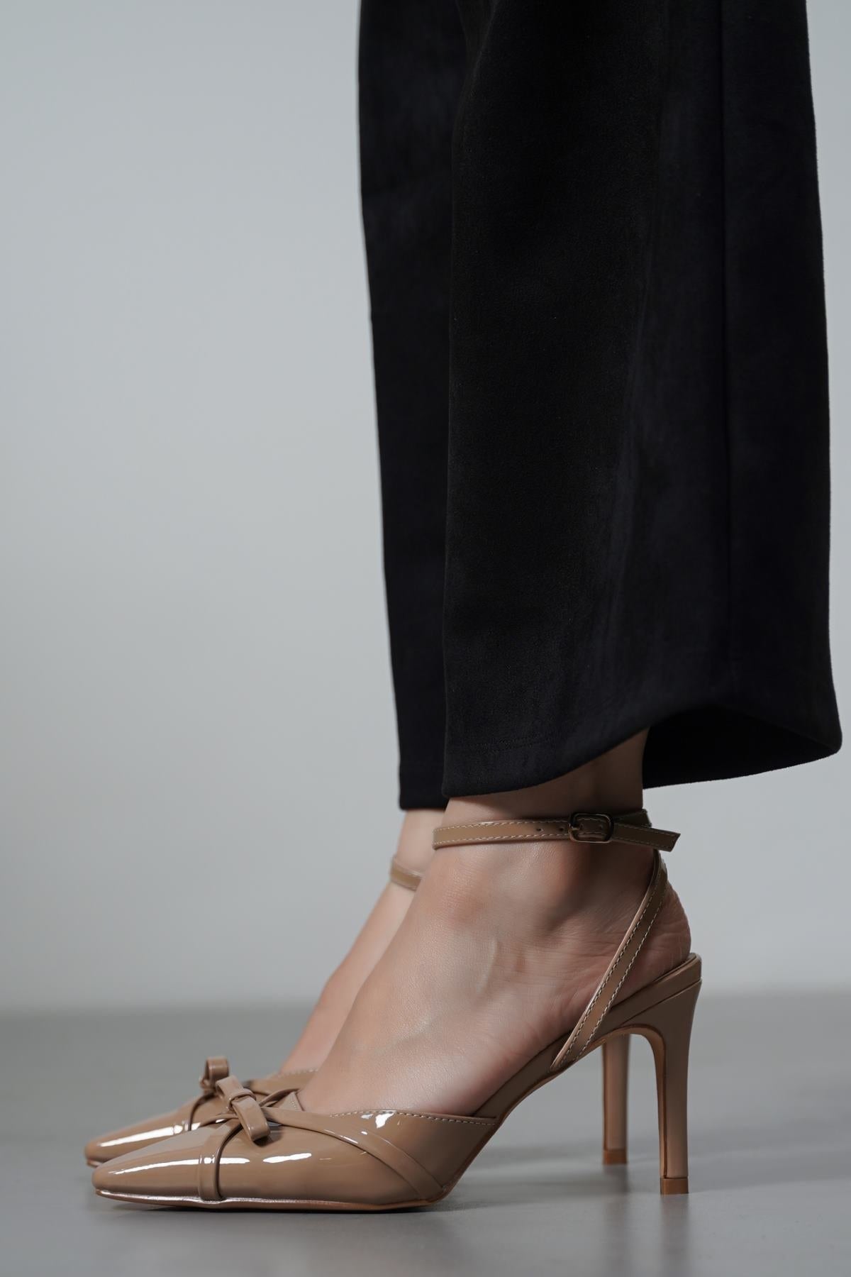 NUDE HOLLYWOOD BOW HEELS
