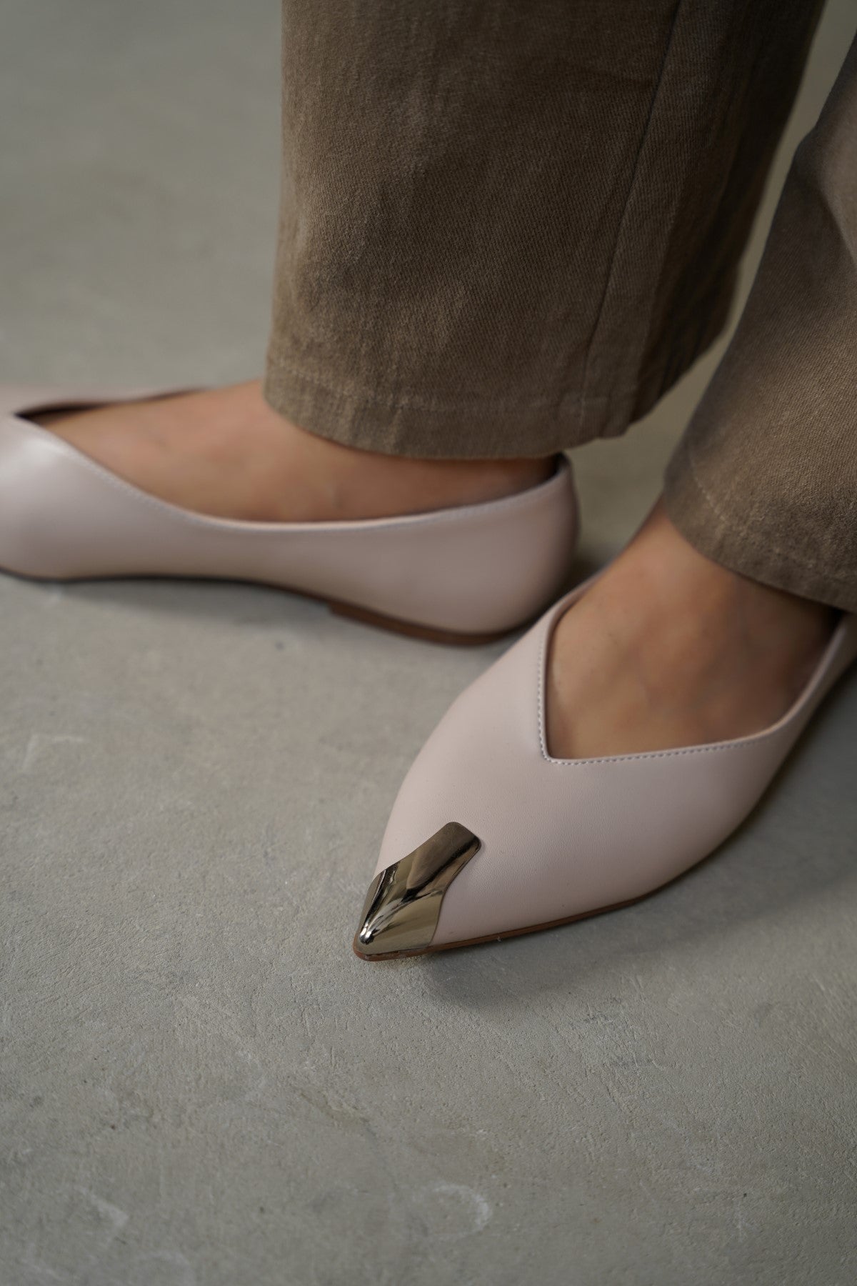OFF WHITE GILDED TIP FLATS
