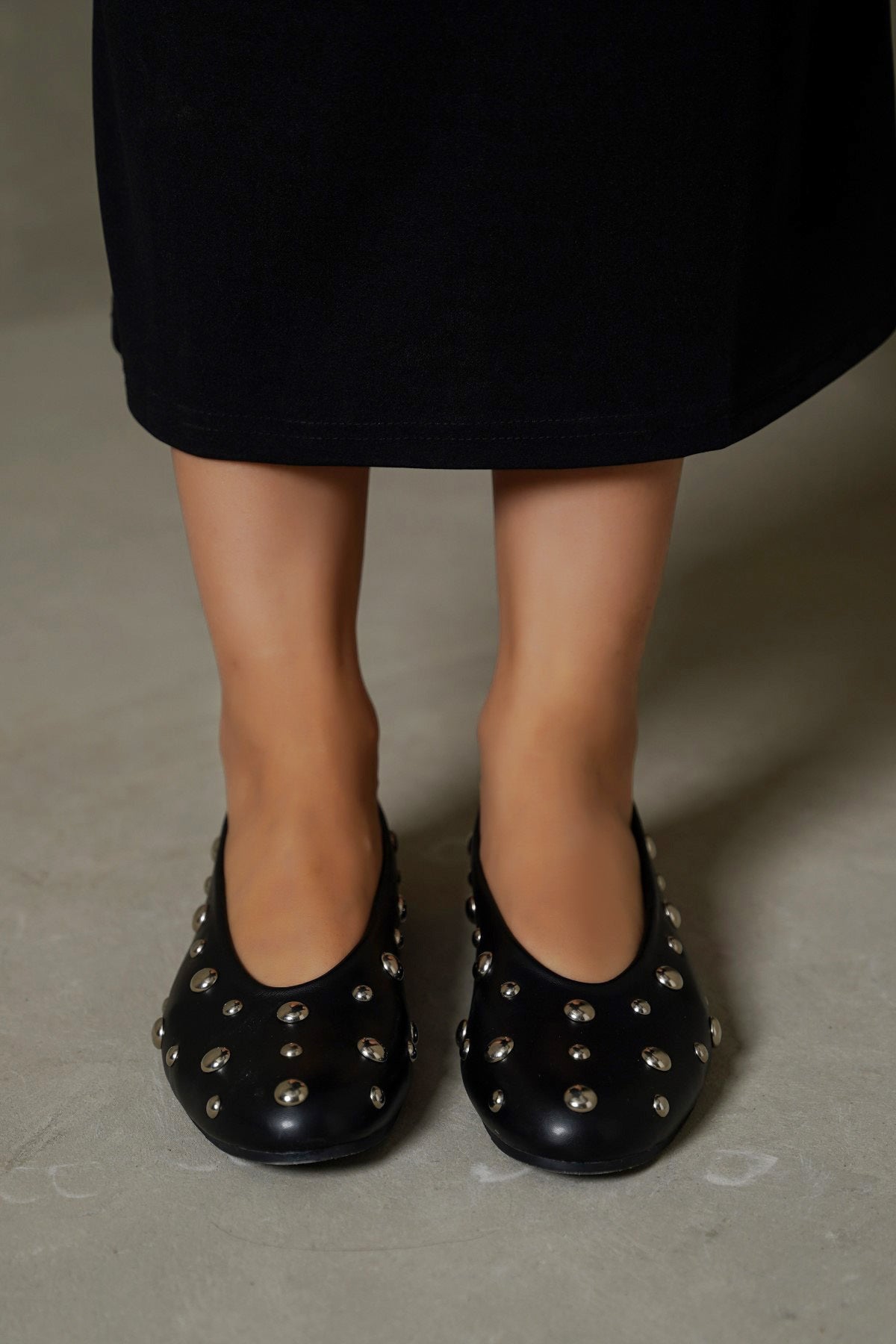 BLACK STUDDED STREET PUMPS