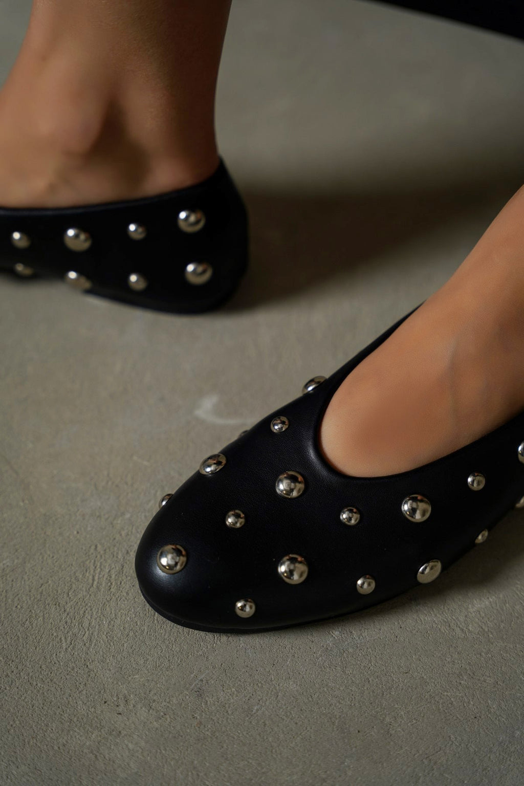 BLACK STUDDED STREET PUMPS