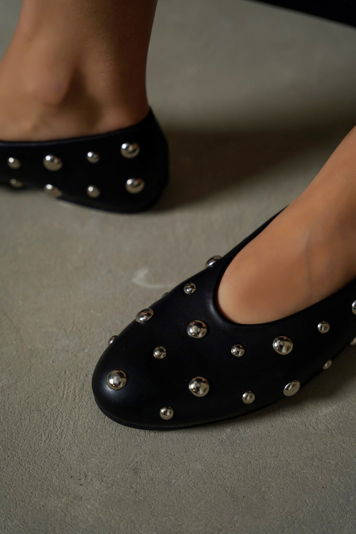 BLACK STUDDED STREET PUMPS
