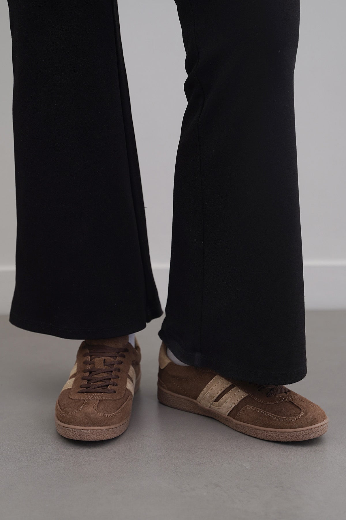 BROWN SUEDE ESSENTIAL SNEAKERS