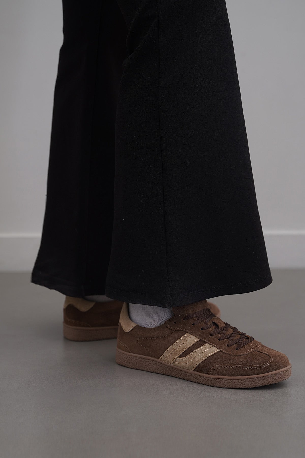 BROWN SUEDE ESSENTIAL SNEAKERS