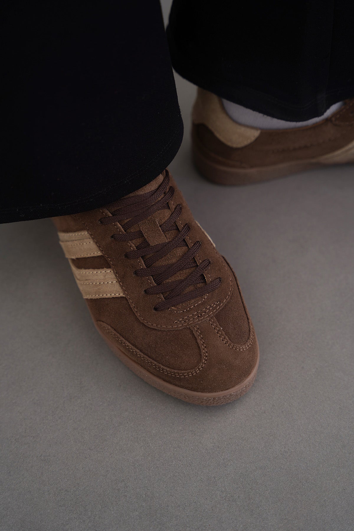 BROWN SUEDE ESSENTIAL SNEAKERS