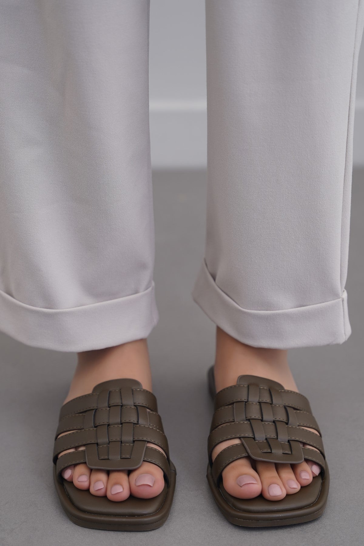 OLIVE VENETO CAGED SLIDES