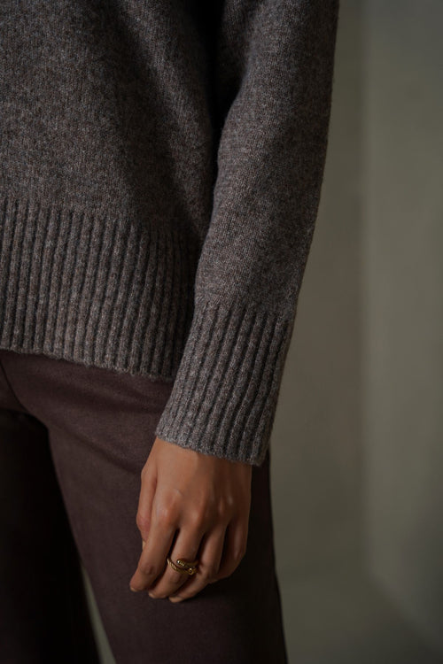 BROWN CLASSIC V-NECK JUMPER