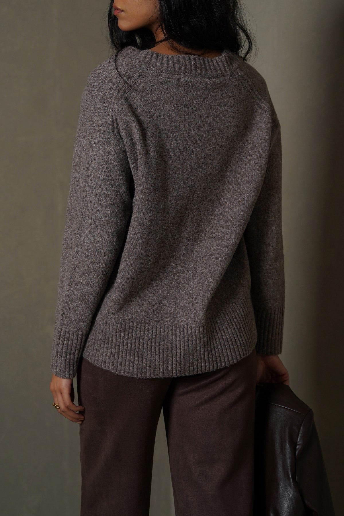 BROWN CLASSIC V-NECK JUMPER